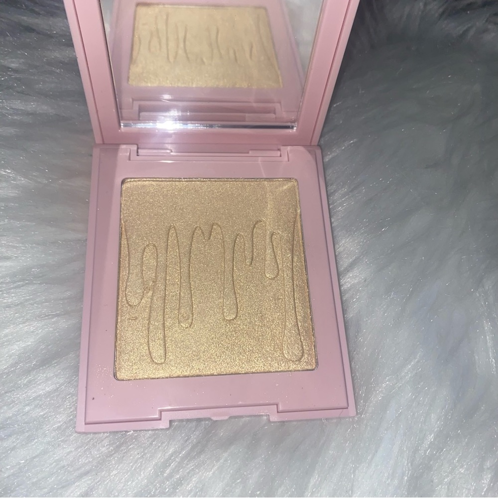 Kylie Cosmetics Cheers Darling highlighter